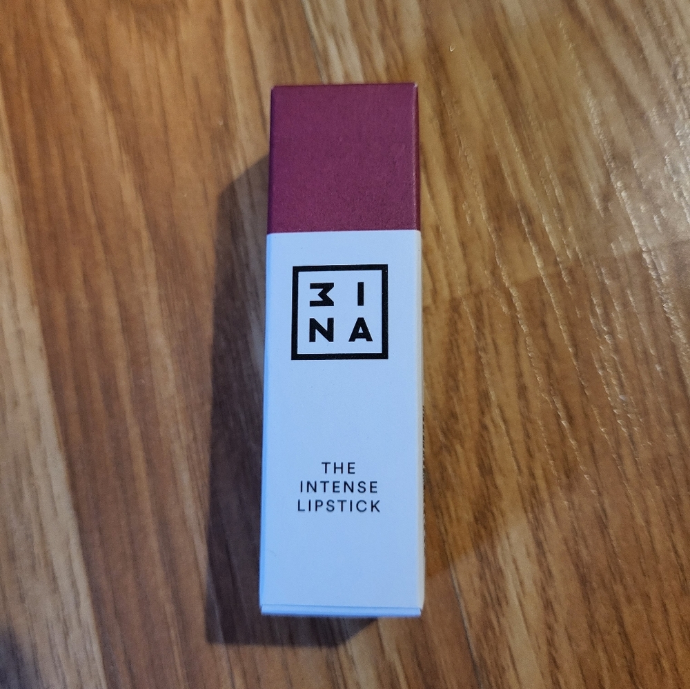 3INA Free* with purchase, the Intense lipstick NWT